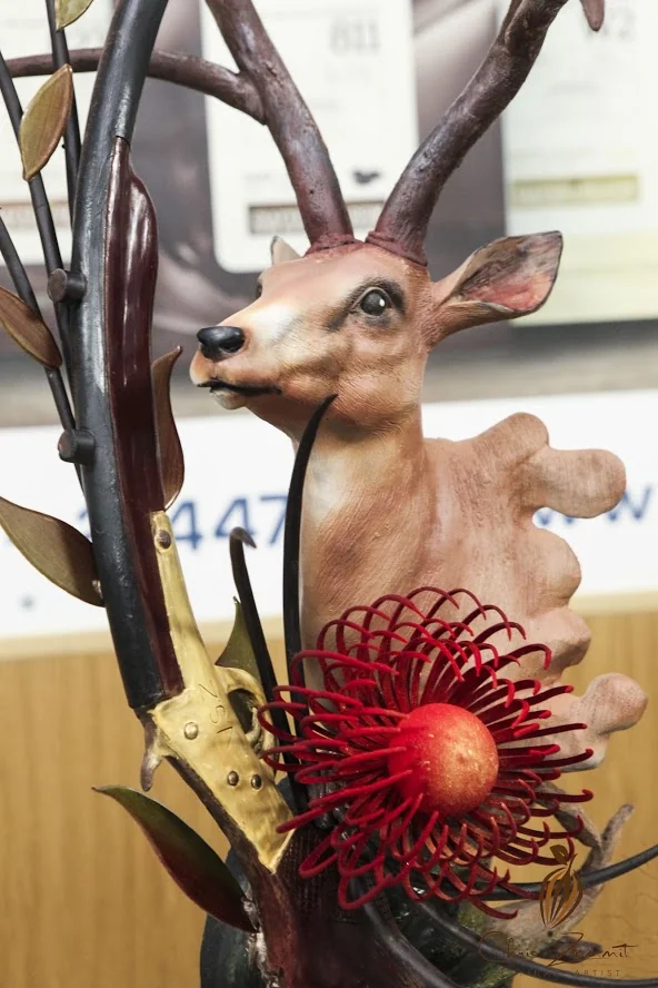 Detailed showpiece sculpture